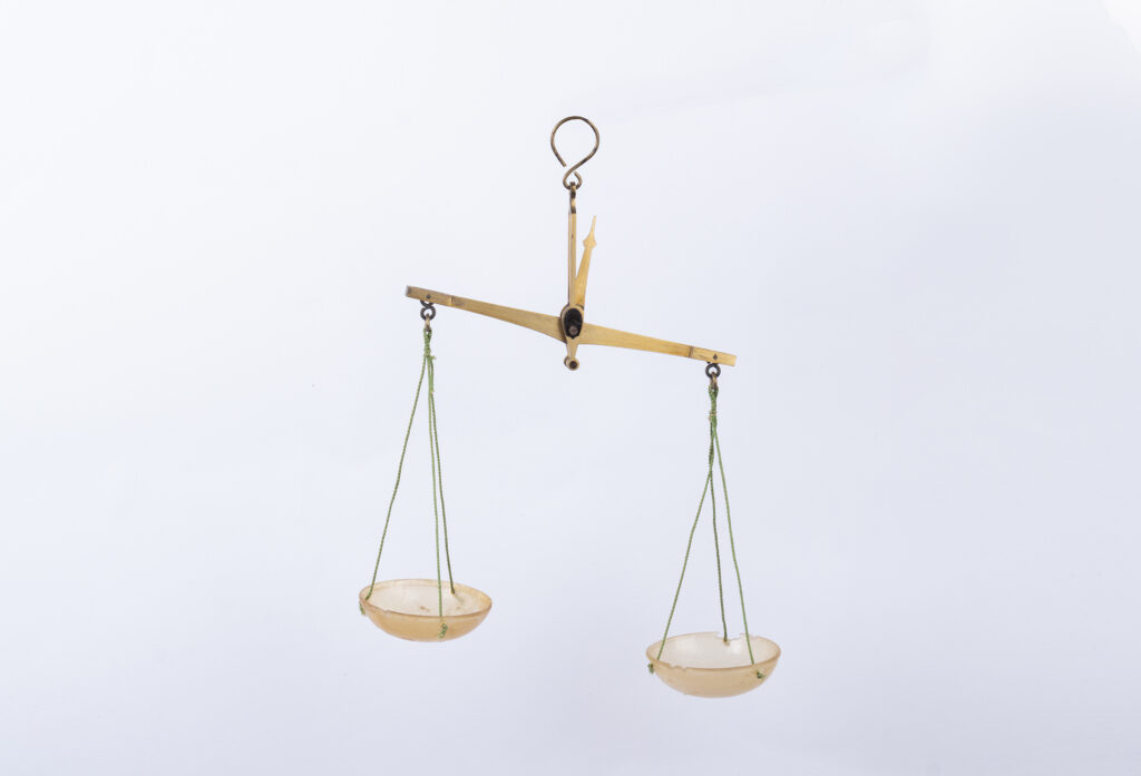 Il peso dell’anima, 2023, brass, steel, plastic, fabric